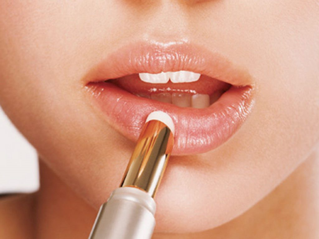 Dưỡng môi đẹp cực hiệu quả chỉ với 5 bí quyết đơn giản sau đây!