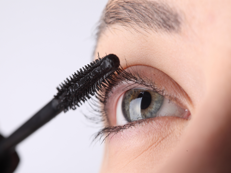Không thể dưỡng mi dài vì sử dụng bấm mi và mascara sai cách
