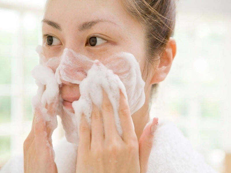 Những thành phần nào không nên có trong sữa rửa mặt trắng da?