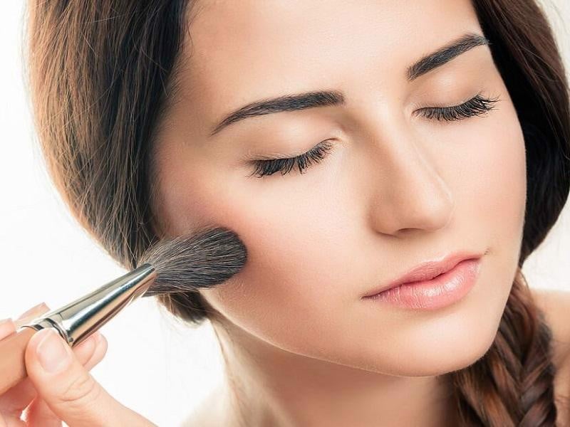 Loại phấn trang điểm nào phù hợp với làn da bạn?