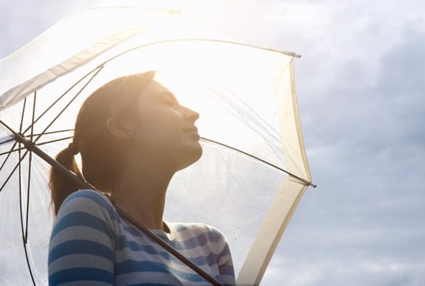 tránh tia UV để chăm sóc da dầu