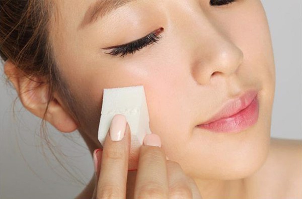 Sử dụng bông mút trang điểm khi bôi kem nền