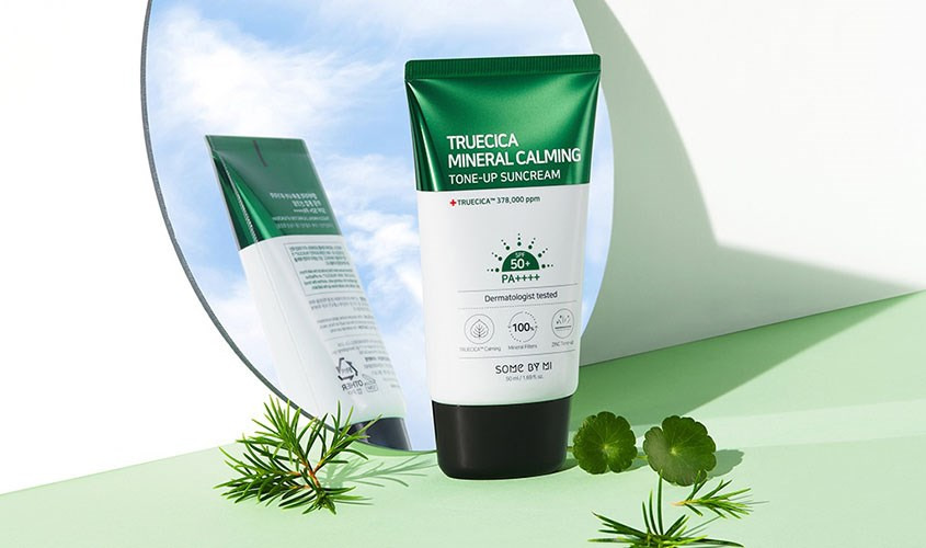 Kem chống nắng Some By Mi Truecica Mineral Calming Tone-up mỏng nhẹ trên da