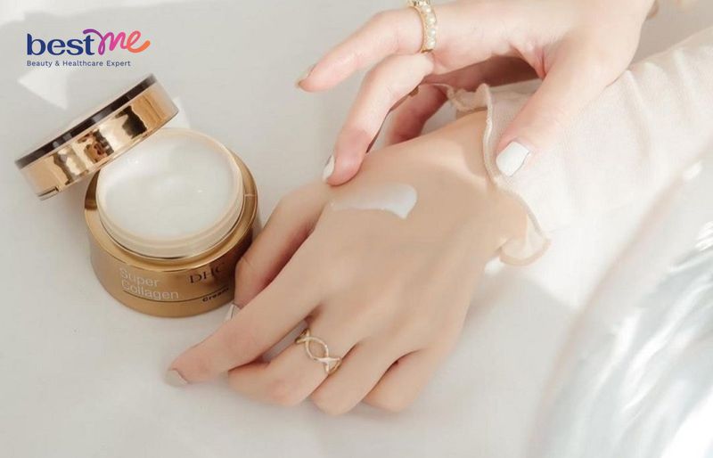 Kem dưỡng ẩm nhà DHC có chất kem mỏng nhẹ, thấm nhanh