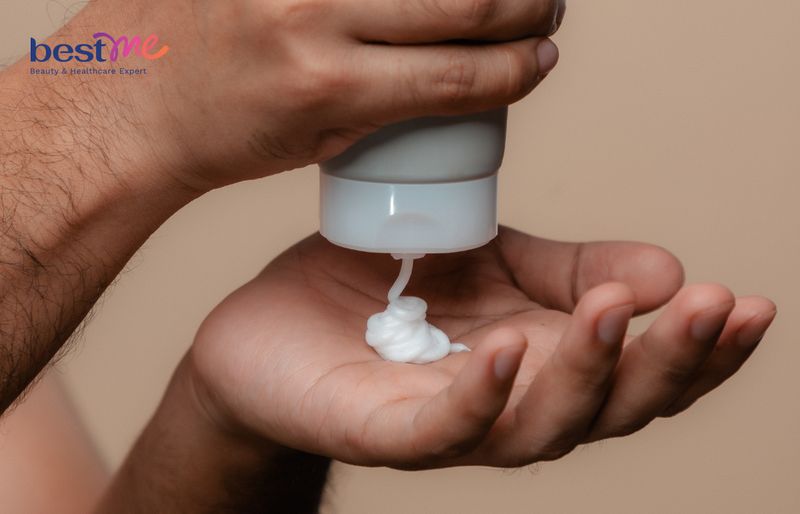 Sau cùng sẽ thoa một lượng kem dưỡng ẩm phục hồi vừa đủ lên mặt và cổ