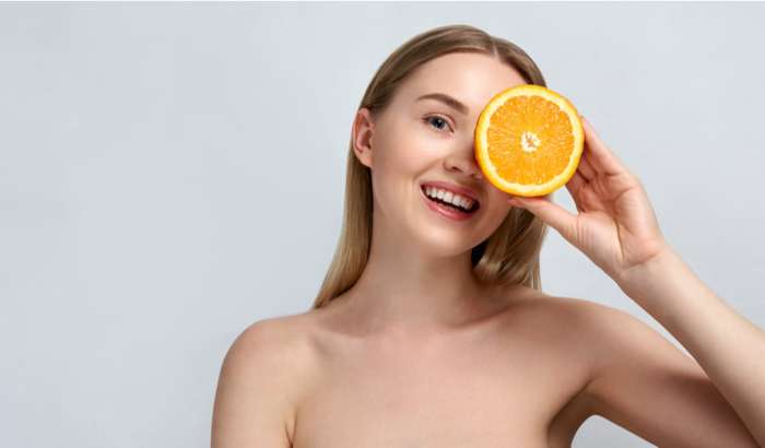 Kem dưỡng chứa vitamin C vừa giúp da tăng sinh collagen, vừa hỗ trợ chống oxy hóa, đồng thời ức chế sắc tố bên trong da