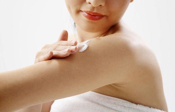 Kem dưỡng trắng da body có thể khắc phục các khuyết điểm trên da