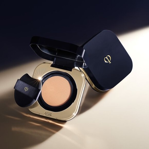 Kem nền Cle de Peau Radiant Cushion Foundation Natural