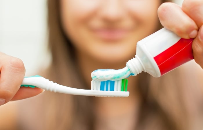 Kem đánh răng có thể khắc phục tình trạng môi thâm hiệu quả