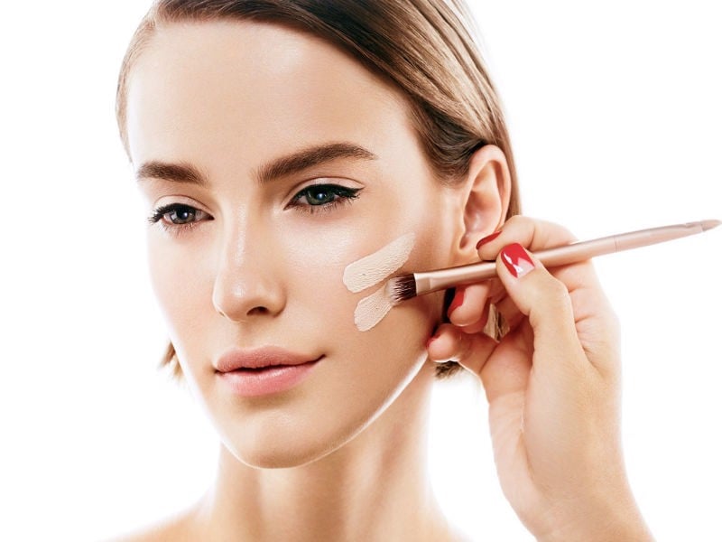 Mách nhỏ bạn gái cách chọn kem nền cho da mụn