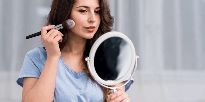 Bạn có thể kết hợp kem nền với phấn phủ hoặc không, tùy sở thích