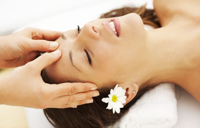 Massage da mặt còn kích thích các mạch máu dưới da