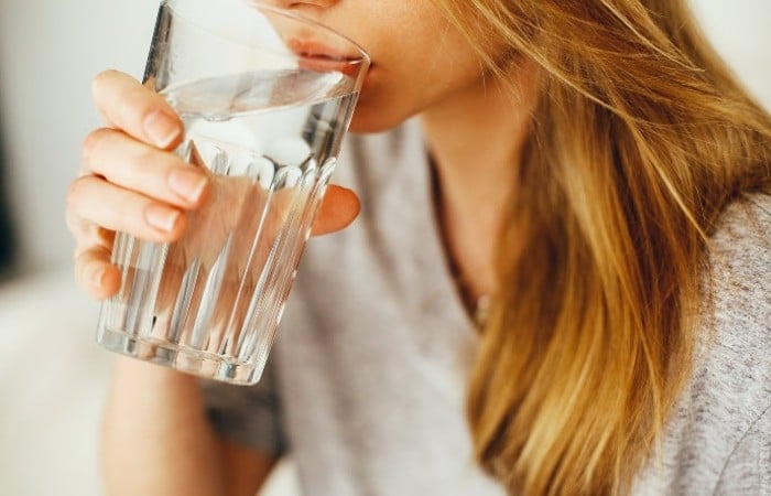 Uống đủ nước mỗi ngày cho cơ thể và làn da khỏe mạnh