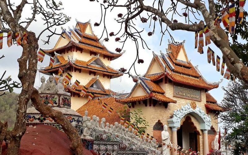 kham-pha-14-ngoi-chua-vung-tau-co-ve-dep-doc-dao-nen-di-nhat-2 Khám phá 14 ngôi chùa Vũng Tàu có vẻ đẹp độc đáo nên đi nhất - 2