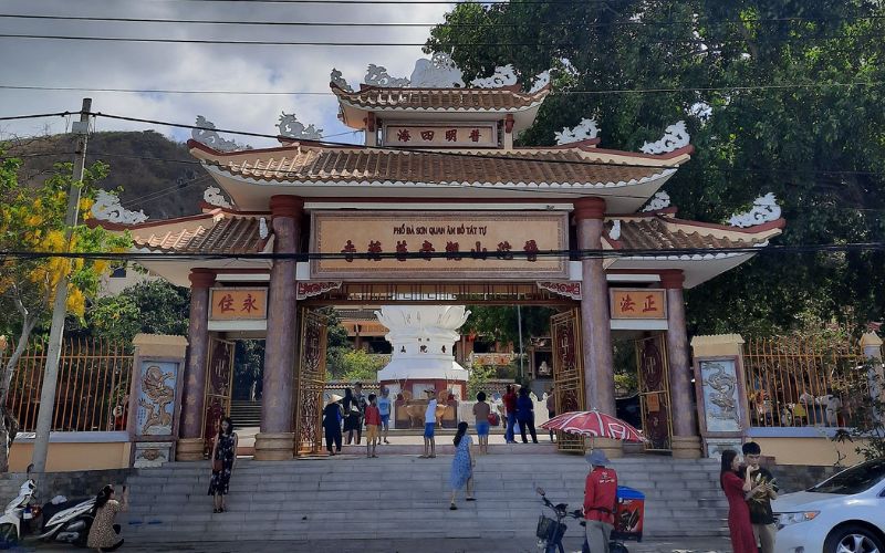 kham-pha-14-ngoi-chua-vung-tau-co-ve-dep-doc-dao-nen-di-nhat-5 Khám phá 14 ngôi chùa Vũng Tàu có vẻ đẹp độc đáo nên đi nhất - 5