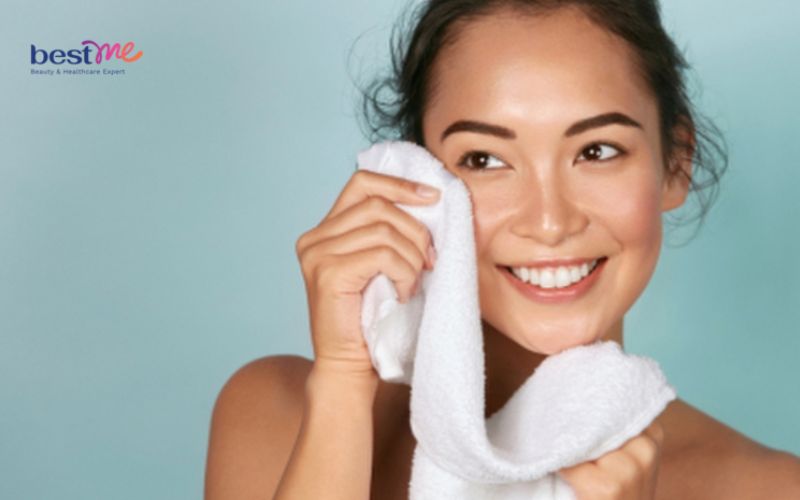 Không lau khô mặt khi sử dụng xịt khoáng