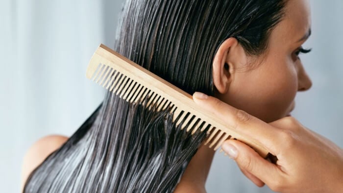 Không nên chải đầu khi tóc còn ướt nếu không muốn tóc rụng càng nhiều