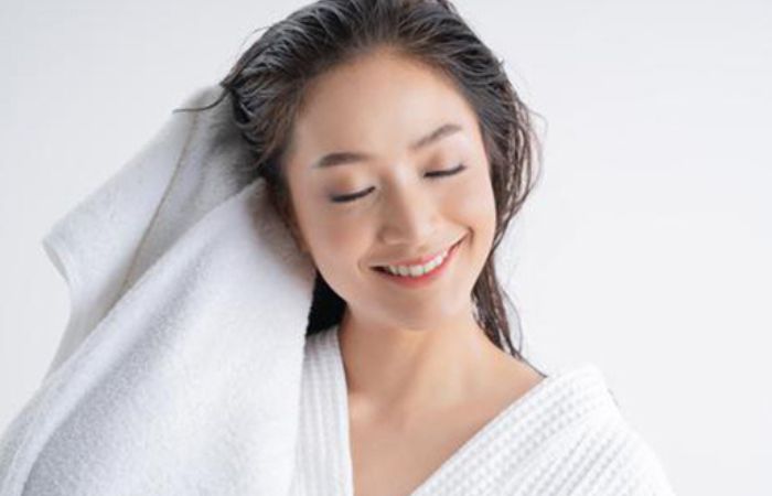 Thay vì dùng khăn tắm thông thường, nên sử dụng khăn mềm để thấm khô tóc