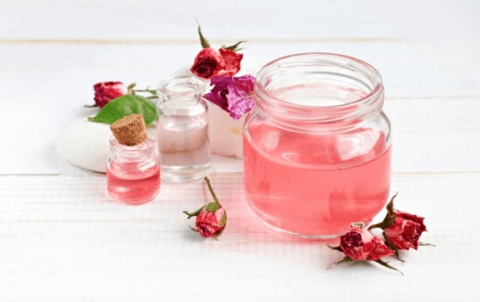 Nước hoa hồng là một loại nước cân bằng da có thành phần chính là tinh chất hoa hồng