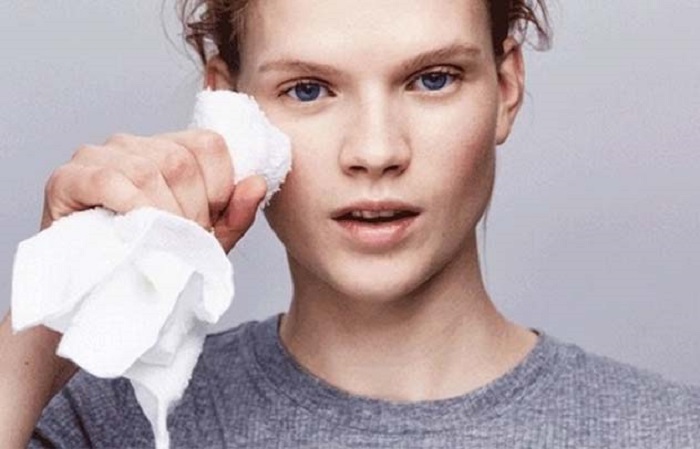 Dùng khăn quấn viên đá nhỏ massage mặt để làm dịu kích ứng ngay lập tức