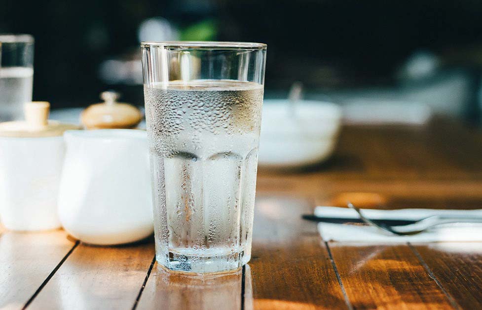 Uống nhiều nước làm dịu da kích ứng