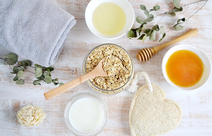 Bột yến mạch cũng là nguyên liệu được sử dụng thường xuyên để chăm sóc da