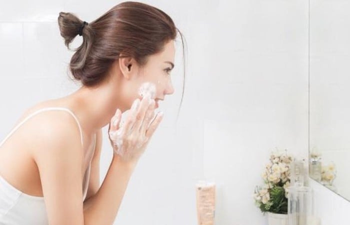 Làm sạch da mụn với sữa rửa mặt chuyên dụng