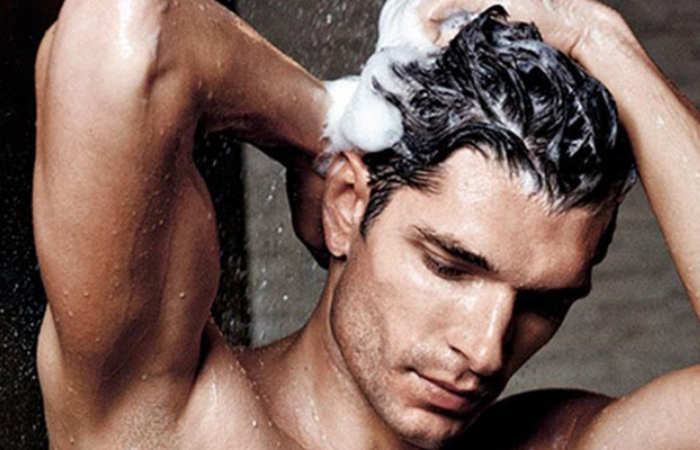 Sử dụng dầu gội và xả có thành phần dưỡng tóc để chăm sóc tóc bồng bềnh