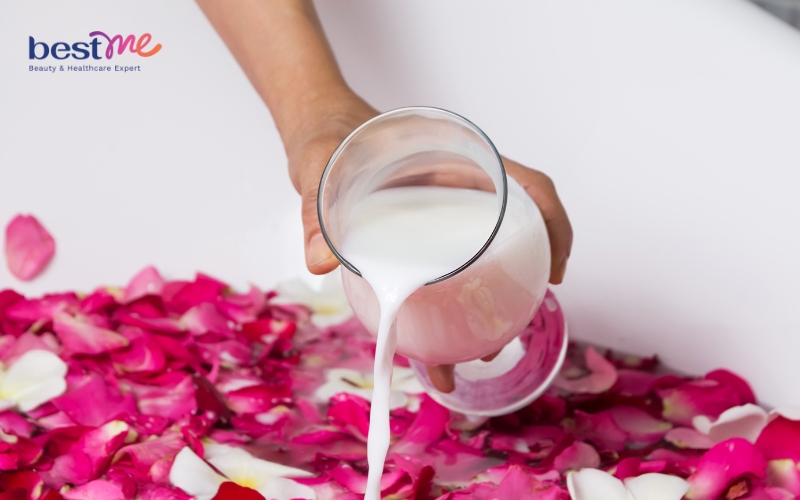 Tắm trắng da toàn với sữa tươi và vitamin B1, vitamin E 