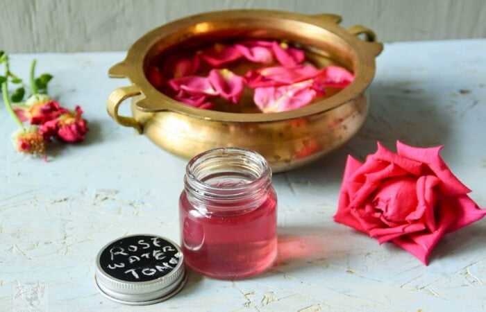 Làm nước hoa hồng bằng cách đun sôi cánh hoa