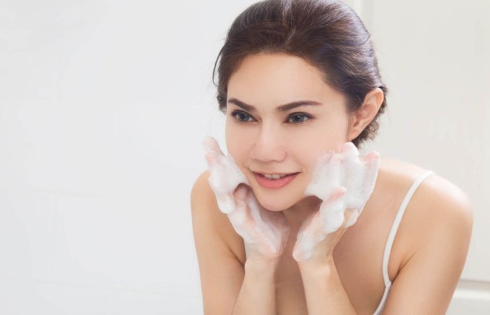 Làm sạch da là bước quan trọng trước khi dùng mặt nạ ngủ