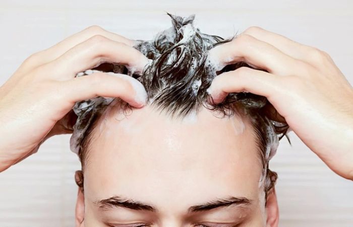 Gội đầu bằng nước lạnh giúp loại bỏ gàu và giảm thiểu lượng dầu trên tóc