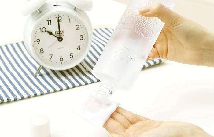 Sử dụng ngay toner hoặc lotion để cân bằng độ ẩm cho da sau khi rửa mặt