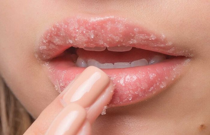 Lip scrub là cách thức tẩy domain authority bị tiêu diệt mang đến môi vì chưng những phân tử siêu nhỏ