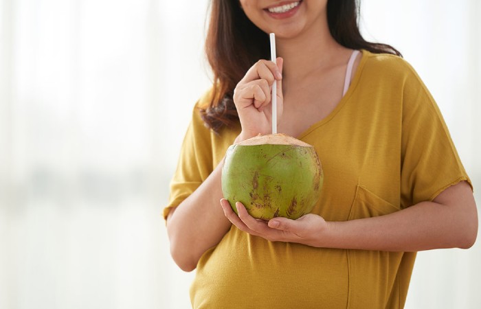 Uống nước dừa là cách giúp mẹ bầu bổ sung chất lỏng dồi dào để duy trì nước ối