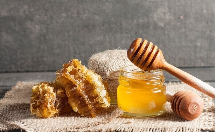 Lông mi thêm khỏe mạnh nhờ cách dưỡng mi bằng mật ong
