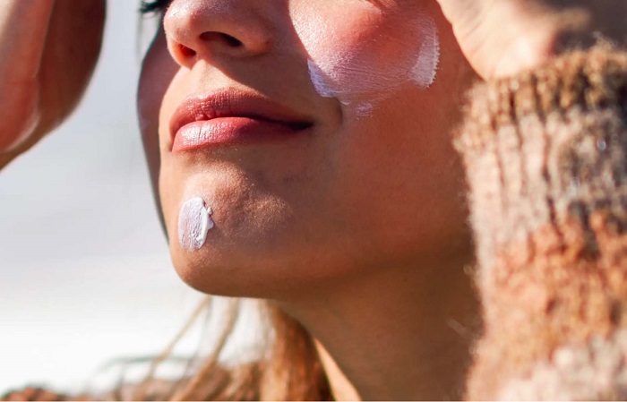 Luôn sử dụng kem chống nắng khi ra ngoài