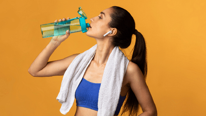 Đừng quên uống nước trong quá trình luyện tập thể dục giảm cân tại nhà