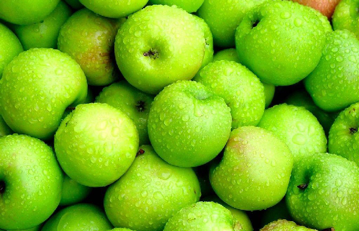 Chọn những trái táo tươi mới, không bị bầm dập