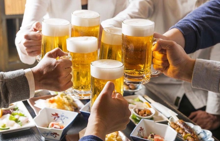 Thường xuyên uống bia rượu là nguyên nhân gây nóng gan, nổi mụn ngứa