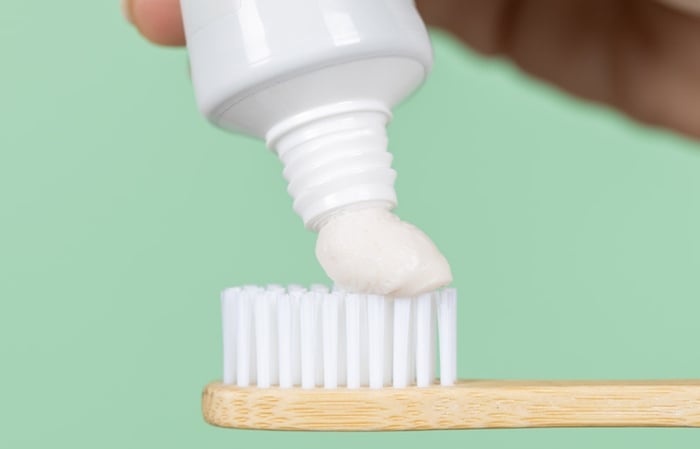 Kem đánh răng có tác dụng tẩy da chết môi nhờ chứa thành phần diệt khuẩn