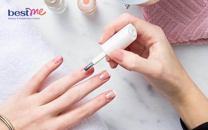 mach-ban-7-cach-son-mong-tay-dep-khong-bi-lem-va-len-mau-dep-12 Mách bạn 7 cách sơn móng tay đẹp không bị lem và lên màu đẹp - 12