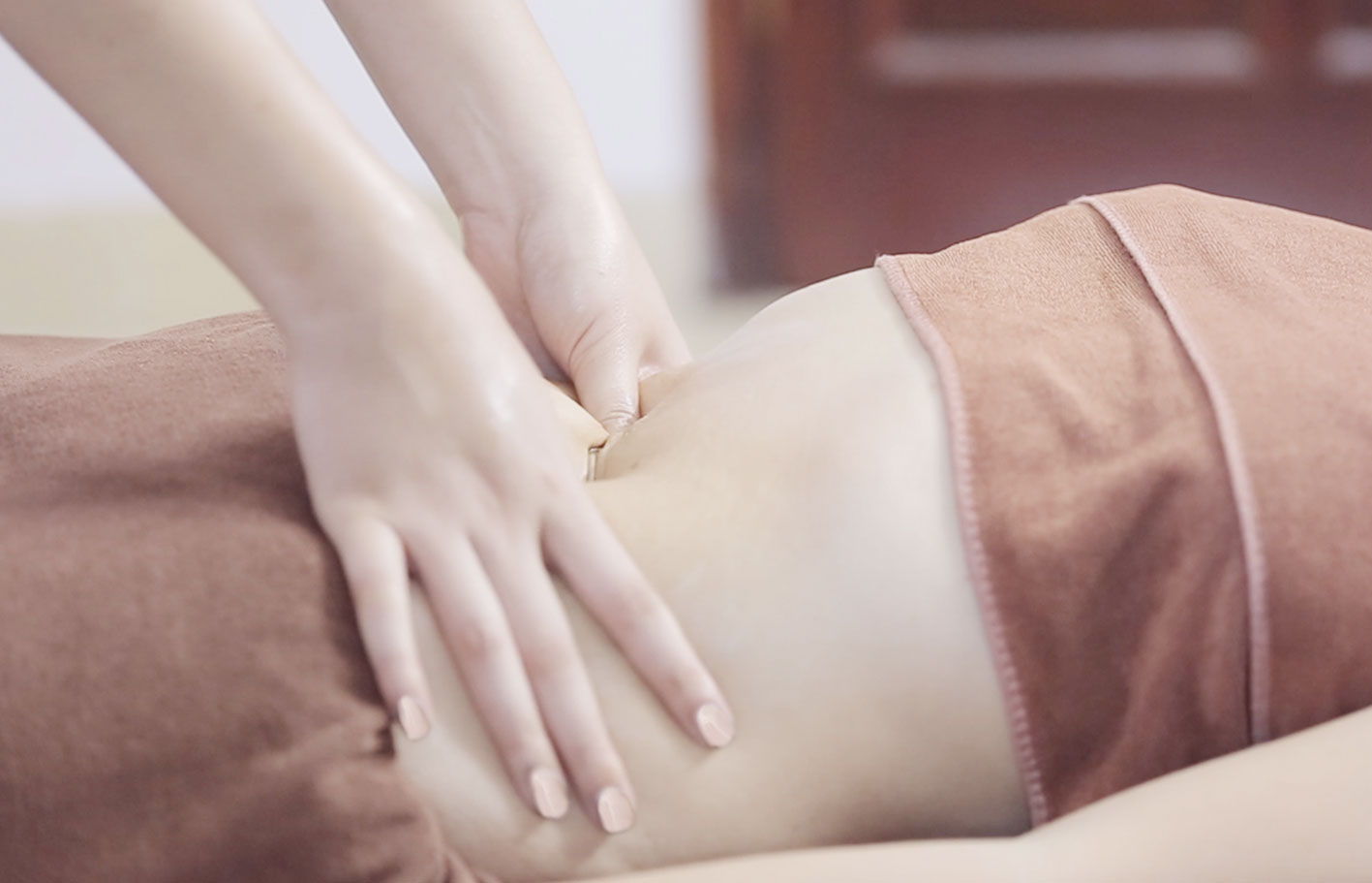 Massage bụng không chỉ giúp giảm mỡ bụng sau sinh còn giúp thư giãn