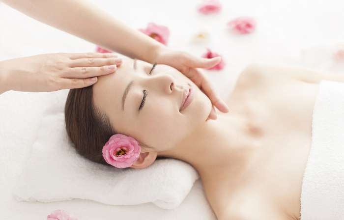 Massage vùng trán thường xuyên giúp da chống lão hóa chảy xệ