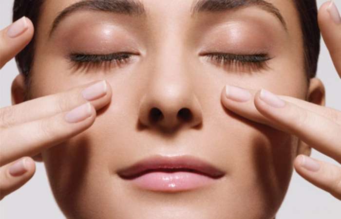 Massage vùng mắt, hạn chế trang điểm sẽ giúp mi phát triển tốt hơn