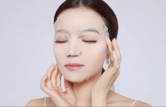 Mặt nạ giấy được thiết kế ôm sát khuôn mặt giúp phân bổ dưỡng chất đều cho các vùng da
