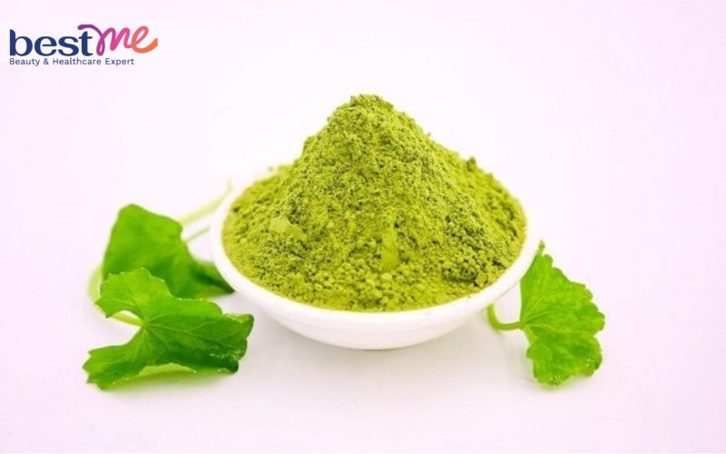 Đắp mặt nạ bột rau má