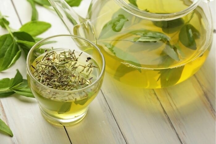 Trà xanh chứa nhiều chất chống oxy hóa giúp làm đều màu da