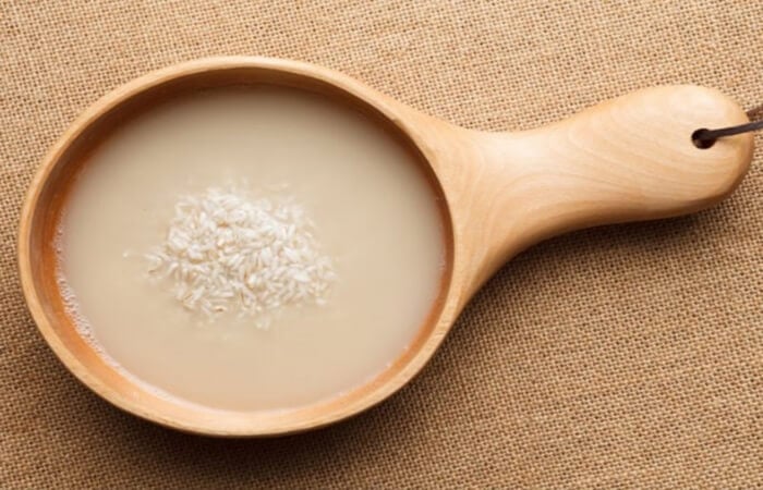 Nước vo gạo giúp dưỡng da sáng mịn, hình thành lớp màng bảo vệ da và tăng cường sức đề kháng