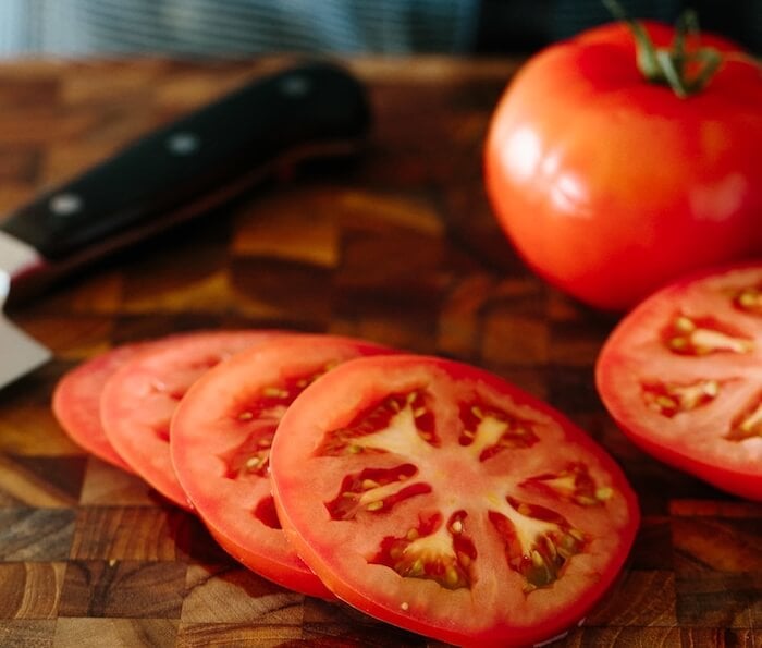 mặt nạ cà chua giúp giảm tình trạng da khô bong tróc vào mùa hè